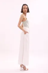 Top de tejido de punto color verde menta, con escote asimétrico de un solo tirante ancho.