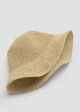 Gorro bucket de fibra natural tejido color beige.