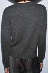 Jersey de cuello redondo y manga larga, confeccionado en hilatura de cashmere 100% con acabados en rib.