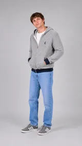 Campera con capucha y cierre frontal, confeccionada en tejido de punto texturizado color gris. Presenta puños y ruedo en tejido elástico color azul marino, bolsillos frontales y logo bordado en el pecho.