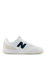 Championes New Balance modelo BB80, color blanco con la característica 'N' en azul marino y detalles en gamuza beige en el talón.