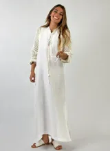 Vestido largo blanco de lino con mangas tres cuartos con detalle de crochet.