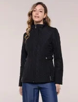 Campera negra capitoneada con diseño acolchado de rombos, cuello alto, cierre frontal y bolsillos laterales con cierre.