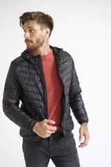 Campera de plumas liviana para hombre, con diseño acolchado, cierre frontal completo, capucha y bolsillos laterales. Presenta un logo estampado en el pecho.