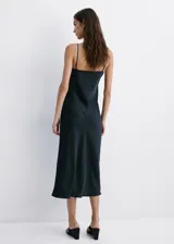 Vestido midi largo de tejido satinado en color negro, con diseño entallado, cuello en pico, tirantes finos y detalle de panel de encaje en el escote.