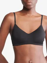 Sostén negro ligeramente forrado de Calvin Klein, con escote en V, tirantes ajustables con logo impreso y diseño sin aros.