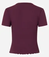 Blusa básica de manga corta y cuello redondo, confeccionada en viscosa texturizada de canalé con elastano y detalle de terminación ondulada en el bajo.