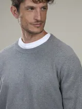 Sweater azul marino de punto con cuello redondo y mangas largas.