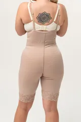 Faja short color piel, de alta contención, con breteles desmontables, broches laterales reforzados y terminación con encaje en las piernas.