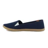 Zapatilla casual Moleca para mujer, tipo alpargata baja de color amarillo, con perforaciones en toda la capellada para mayor ventilación, suela texturizada tipo yute y detalle de aplique marrón con un corazón metálico en el talón.