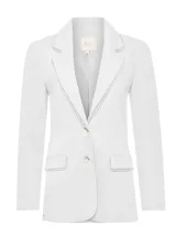 Blazer de lino orgánico color blanco, con cuello sastre, cierre frontal de dos botones y dos bolsillos con solapa. Presenta un delicado detalle de calado artesanal en los bordes del cuello y las solapas de los bolsillos.