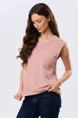 Musculosa de algodón color rosado con cuello redondo y diseño holgado.