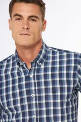 Camisa de hombre a cuadros azules y blancos, de manga larga, con cuello abotonado y corte regular.