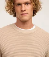 Suéter celeste de punto con textura acanalada horizontal, cuello redondo y mangas largas con puños ajustados.