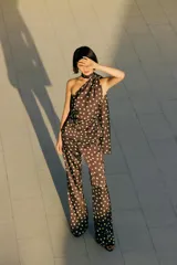 Top de tejido satinado con diseño halter tipo foulard, presenta detalle de frunces en el frente y cierre lateral con cremallera oculta.