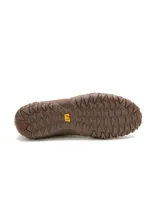 Sneakers de hombre Caterpillar modelo Gridlock Lo, color marrón, confeccionados en cuero vacuno con acabado efecto gamuza. Cuentan con cordones tono sobre tono, logotipo de la marca en el lateral y una distintiva suela de goma con relieve dentado que se extiende hacia la puntera y el talón.