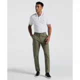 Pantalón cargo color verde oliva de gabardina con corte slim fit, cintura elástica con cordón ajustable, bolsillos laterales tipo cargo y puños elásticos en los tobillos.