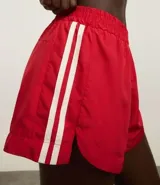 Bermuda deportiva femenina modelo runner color verde menta, con cintura elástica y diseño holgado con bajo redondeado.