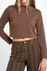 Polera de manga larga color marrón jaspeado, con cuello alto y corte ajustado al cuerpo.