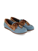 Mocasín de ante color celeste con detalles en cuero marrón, cordón decorativo lateral con ojales metálicos y borlas en el empeine.