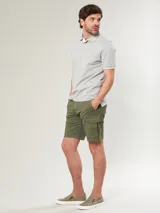 Polo de piqué color verde agua con cuello clásico y tapeta de dos botones.