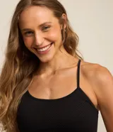 Top deportivo blanco Get Over con copa, sin costuras y diseño texturizado con detalles en diagonal. Cuenta con escote redondo y breteles finos ajustables.