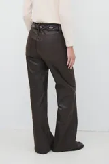 Pantalón de cuero ante color marrón, de corte recto y tiro medio, con costuras horizontales a la altura de la rodilla y cierre frontal con botón y cremallera.