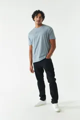 Pantalón de jean negro de corte recto, tiro medio, con logo bordado y presillas para cinturón.