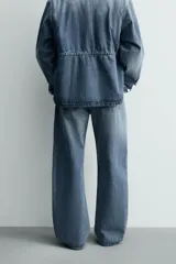 Jeans de denim de algodón, tiro medio, con corte barrel fit amplio en cadera y muslos que se estrecha hacia el tobillo. Presenta efecto lavado y cierre frontal con botones.