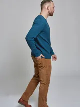 Pantalón largo de pana azul marino, corte recto y cinco bolsillos.