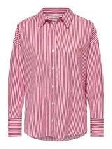 Camisa de popelina a rayas verticales rojas y blancas, con cuello clásico, cierre frontal de botones, hombros caídos y mangas largas con puños anchos.