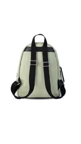 Mochila negra de tela capitoneada con bolsillo frontal amplio y asas ajustables. Incluye compartimento especial para iPad.