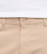 Pantalón slim de sarga lavada para hombre, de corte ajustado y color beige, con bolsillos laterales y traseros, trabillas para cinturón y cierre frontal con botón y cremallera.