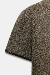 Jersey de punto con cuello perkins y manga corta, confeccionado en tejido jaspeado de textura fina.