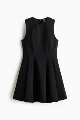 Vestido corto sin mangas en denim negro, con escote redondo, cuerpo entallado y falda acampanada con pliegues.