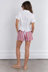 Short de gabardina con diseño de rayas verticales en colores rojo y celeste, de tiro alto y corte recto.