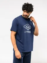 Remera de manga corta color azul marino, con logo de Umbro estampado en el frente en color blanco. Confeccionada en tejido suave y elástico.