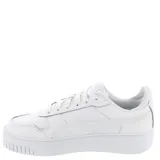 Championes urbanos Puma modelo Carina Street con suela de plataforma. Presentan un diseño en capas con base blanca, detalles en gris claro y franja lateral en tono verde menta suave. Cuentan con cierre de cordones y suela de goma con relieve en la puntera y talón.