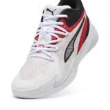 Championes de básquet Puma Dagger, color blanco con detalles en negro y rojo.