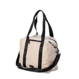 Bolso deportivo color gris claro, con cierres y correas negras. Cuenta con dos asas superiores, bolsillo frontal con cierre y correa extensible ajustable.