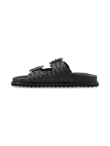 Sandalia de cuero negro con diseño entrelazado, doble tira con hebillas decorativas con brillo y suela de goma dentada.