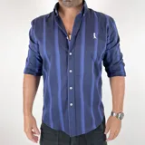 Camisa de hombre de algodón a rayas verticales azul marino y azul, con cuello italiano y manga tres cuartos.