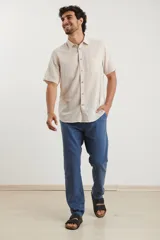 Pantalón azul de corte recto, confeccionado en lino y algodón.