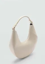 Bolso de hombro con diseño de media luna, confeccionado en material efecto piel con acabado liso. Cuenta con cierre de cremallera superior, asa corta integrada y forro interior con bolsillo con cierre.