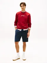 Buzo Tommy Hilfiger de cuello redondo color rojo, con puños y bajo acanalados, y logo bordado en el pecho.