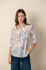Camisa de manga 3/4 con cuello mao y estampado paisley en tonos rosados.