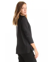 Cárdigan negro de tejido de punto con frente en cascada que genera un drapeado fluido. Presenta mangas tres cuartos y un corte abierto sin cierres.