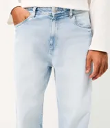 Pantalón de jean celeste claro de corte super baggy, con diseño amplio y cómodo, tiro medio, cierre frontal con botón y cremallera, y bolsillos funcionales.