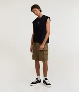 Bermuda cargo para hombre de color verde militar, confeccionada en algodón con felpa y poliéster. Cuenta con múltiples bolsillos cargo laterales y cierre de cremallera.