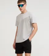 Bermuda deportiva de hombre color marrón, con cintura elástica ajustable mediante lazo y estampa heat print. Confeccionada en tejido de poliéster de secado rápido, diseñada para brindar comodidad y libertad de movimiento durante la actividad física.